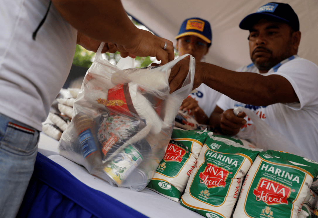 Pessoa compra alimentos em Caracas, Venezuela 21/07/2024 REUTERS/Leonardo Fernandez Viloria

