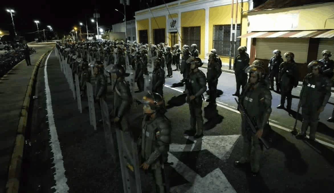 Tropa que será usada nas patrulhas das ruas na Venezuela, por ordem de Nicolás Maduro (Foto: Reprodução do X/@dhernandezlarez)