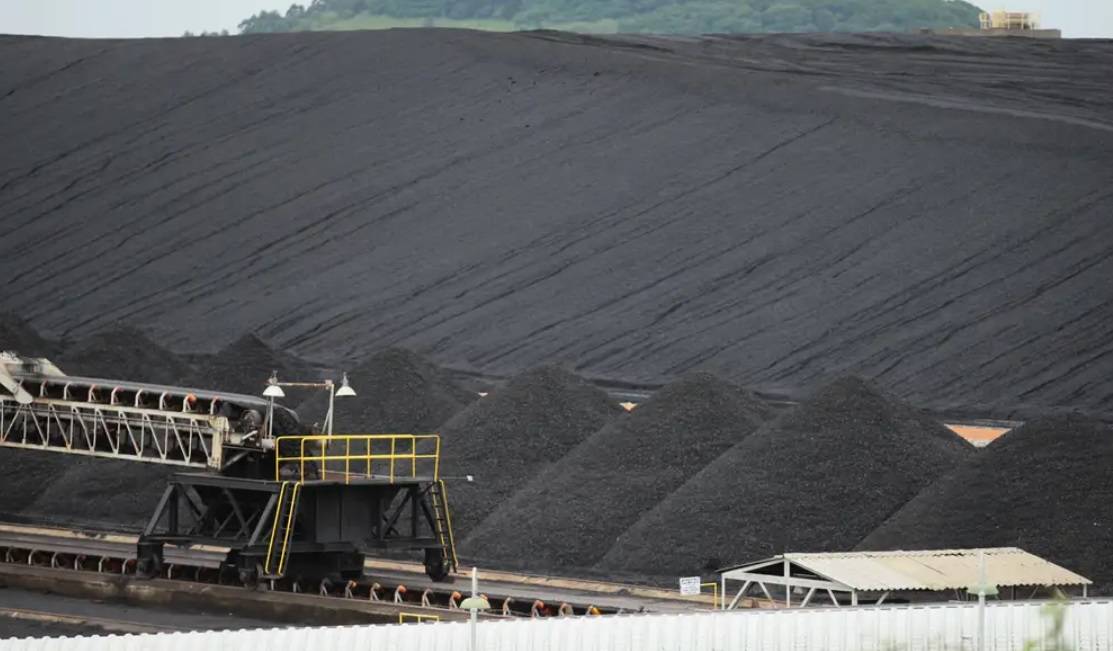 Carvão mineral ficou de fora da lista de minerais e combustíveis tributados pelo Imposto Seletivo (Foto: Miriam Zomer/Reprodução/Agência Brasil)