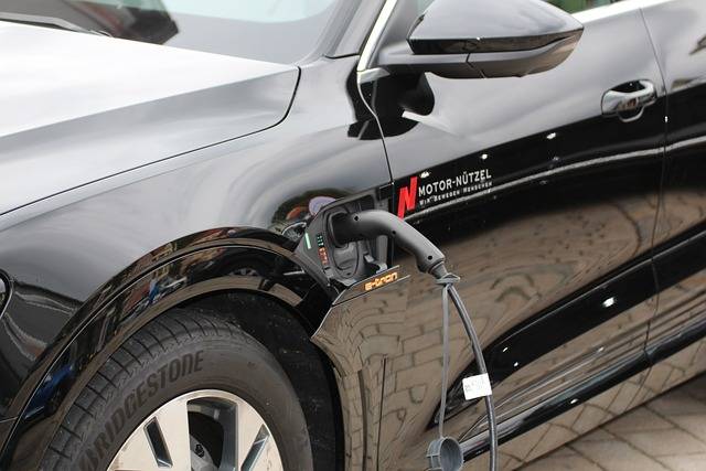 Foto fechada com carro elétrico preto