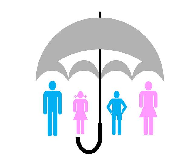 Fundo branco com um guarda-chuva cinza claro em destaque com duas mulheres e dois homens em desenho sendo protegidos