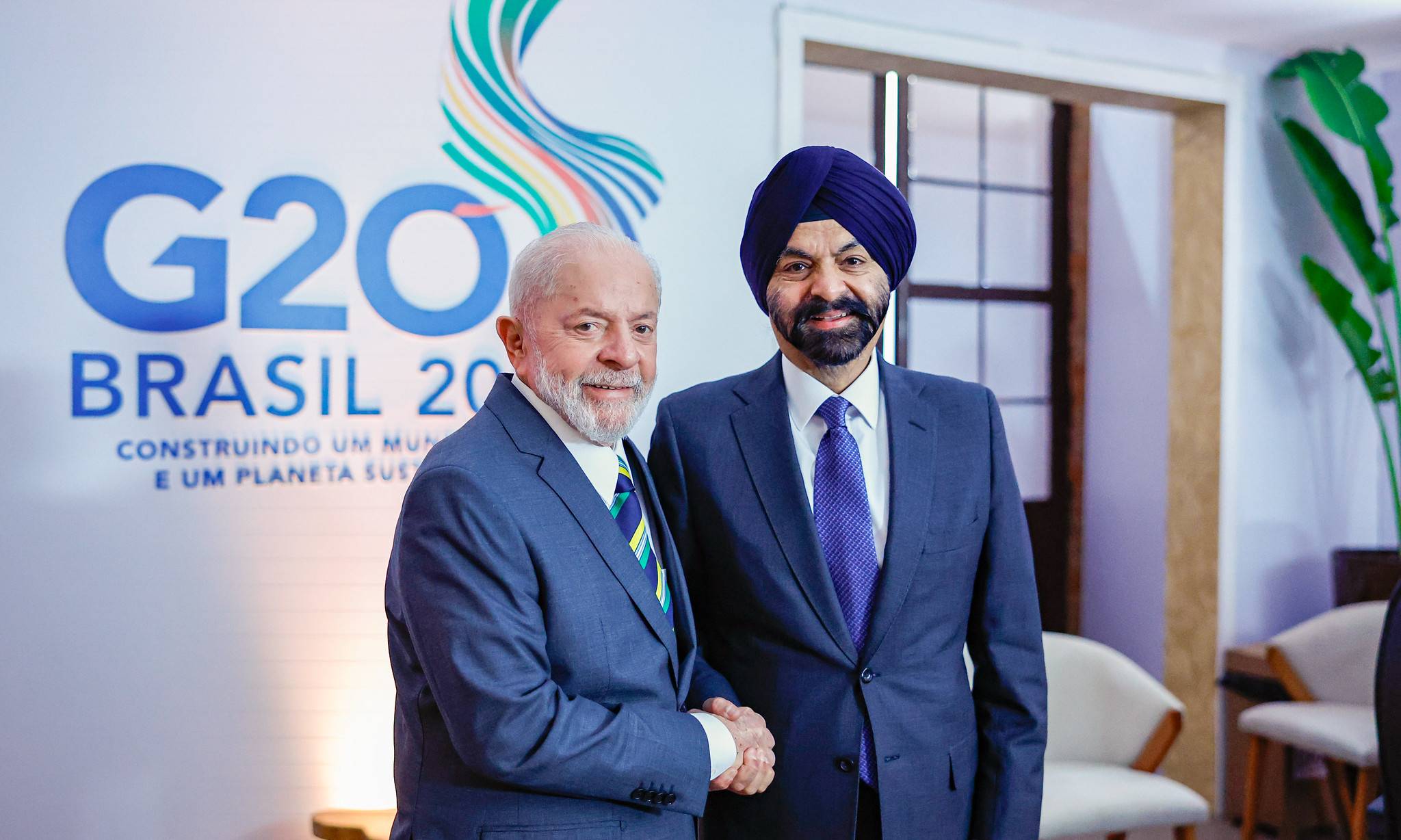 O presidente Luiz Inácio Lula da Silva (PT) e o presidente do Banco Mundial, Ajay Banga (Foto: Ricardo Stuckert/PR)