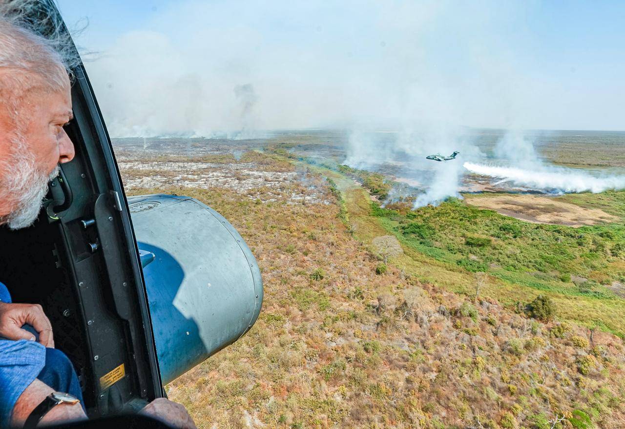 O presidente Luiz Inácio Lula da Silva (PT) fez um sobrevoo às áreas atingidas por incêndios na região de Corumbá, no Mato Grosso do Sul (Foto: Ricardo Stuckert/PR)
