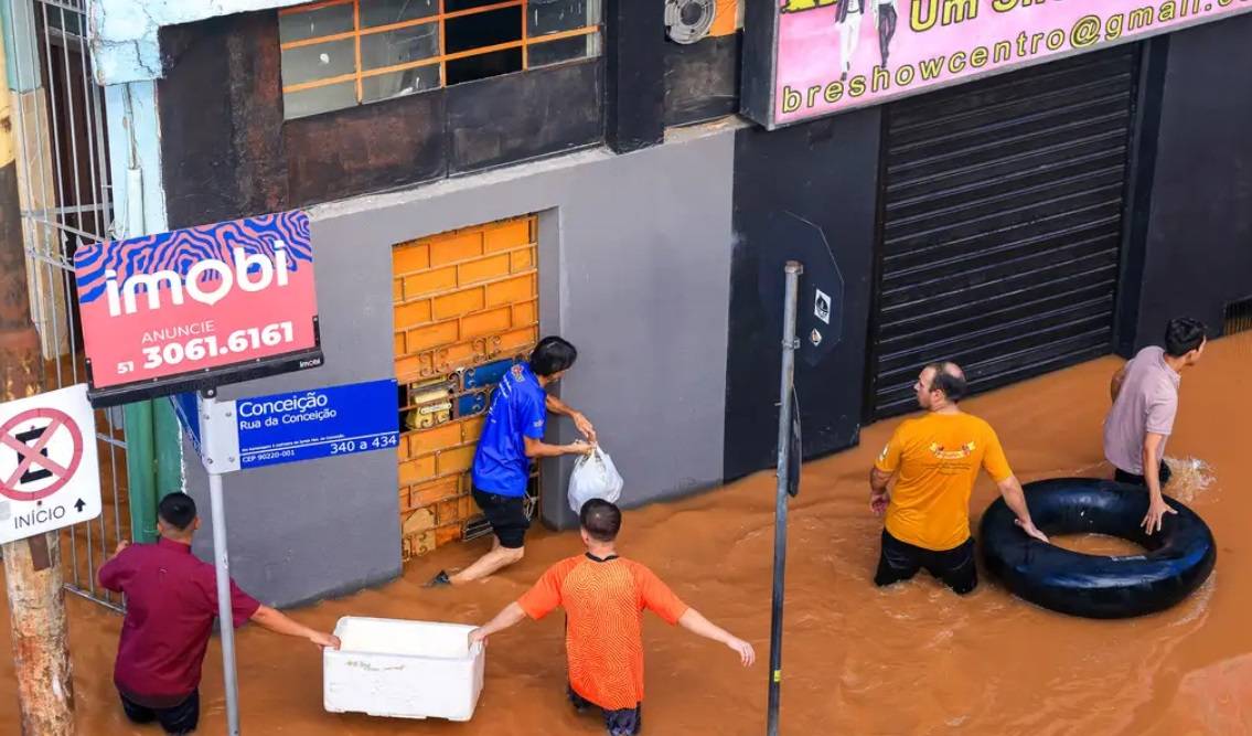 Moradores tentam escapar de enchente no Rio Grande do Sul (Foto: Gustavo Mansur/Palácio Piratini)