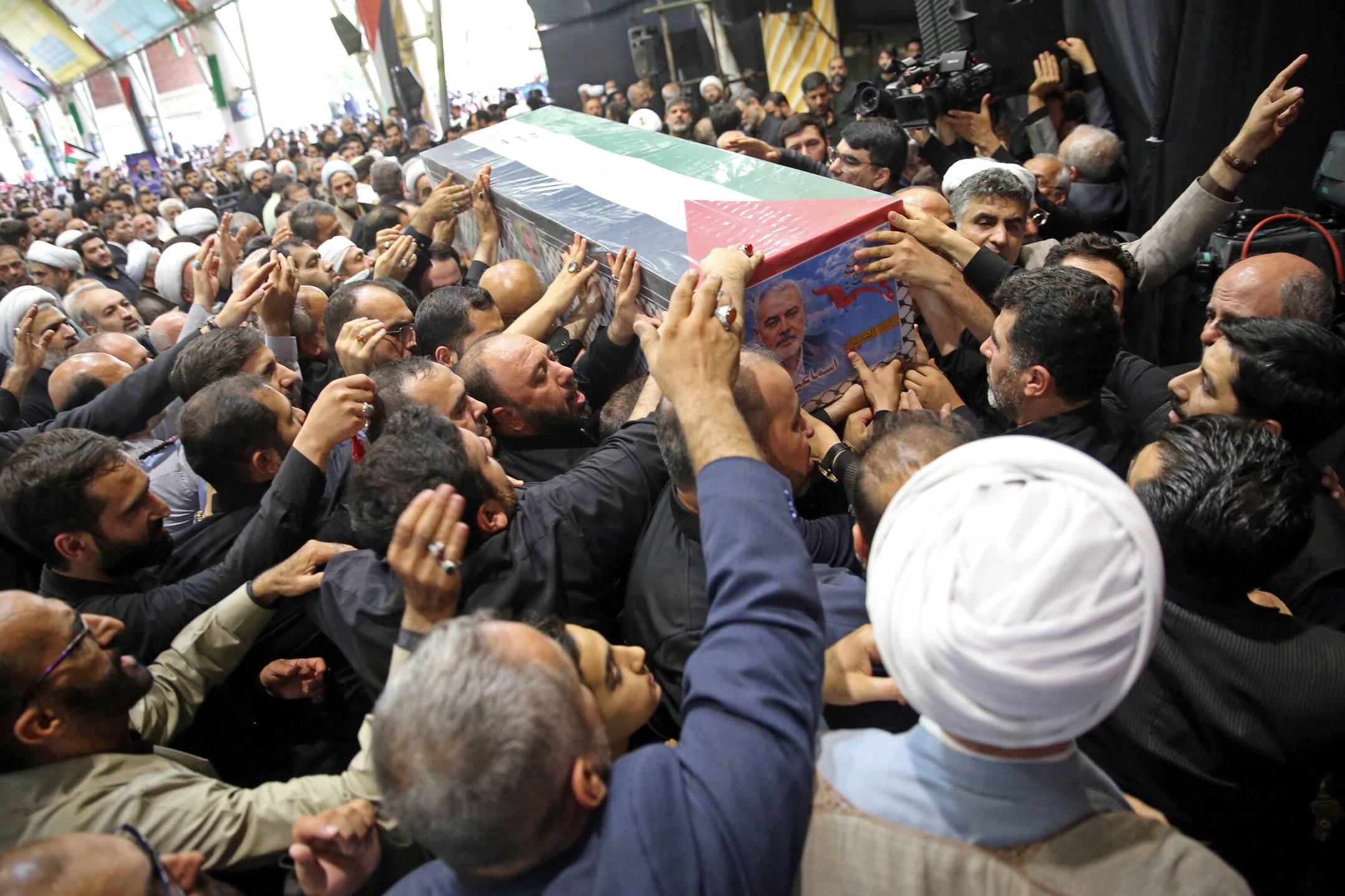 Os enlutados carregam o caixão do chefe do Hamas assassinado, Ismail Haniyeh, durante sua cerimônia fúnebre em Teerã, Irã, em 1º de agosto de 2024. Escritório do Líder Supremo Iraniano/WANA (Agência de Notícias da Ásia Ocidental) Divulgação via REUTERS ATENÇÃO EDITORES - ESTA IMAGEM FOI FORNECIDA POR UM TERCEIRO