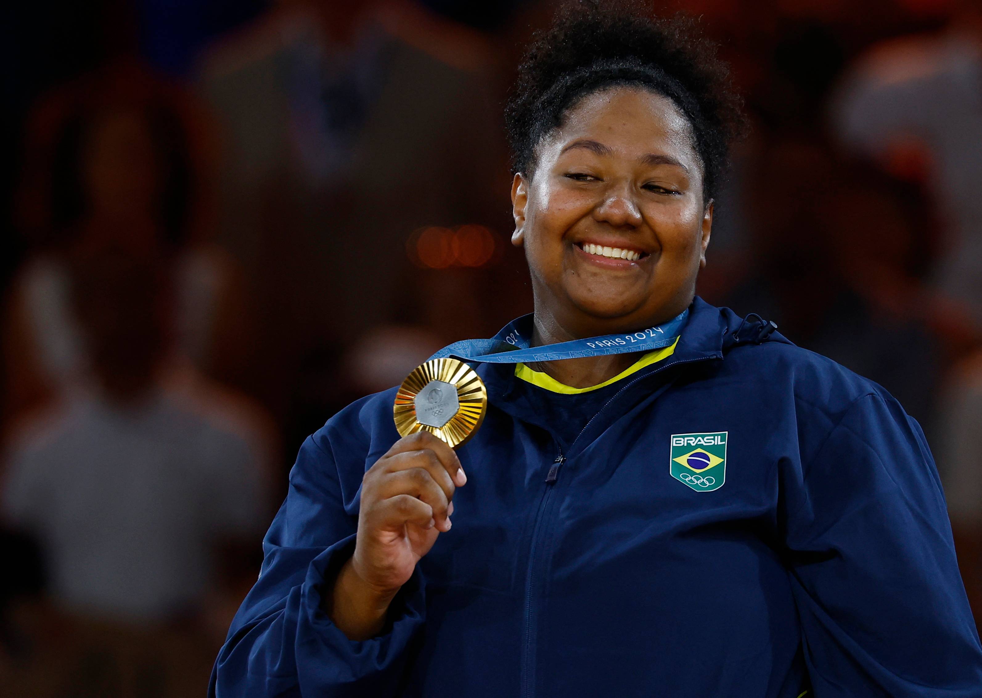 Medalhista de ouro Beatriz Souza, do Brasil, reage após receber sua medalha (REUTERS/Kim Kyung-Hoon)
