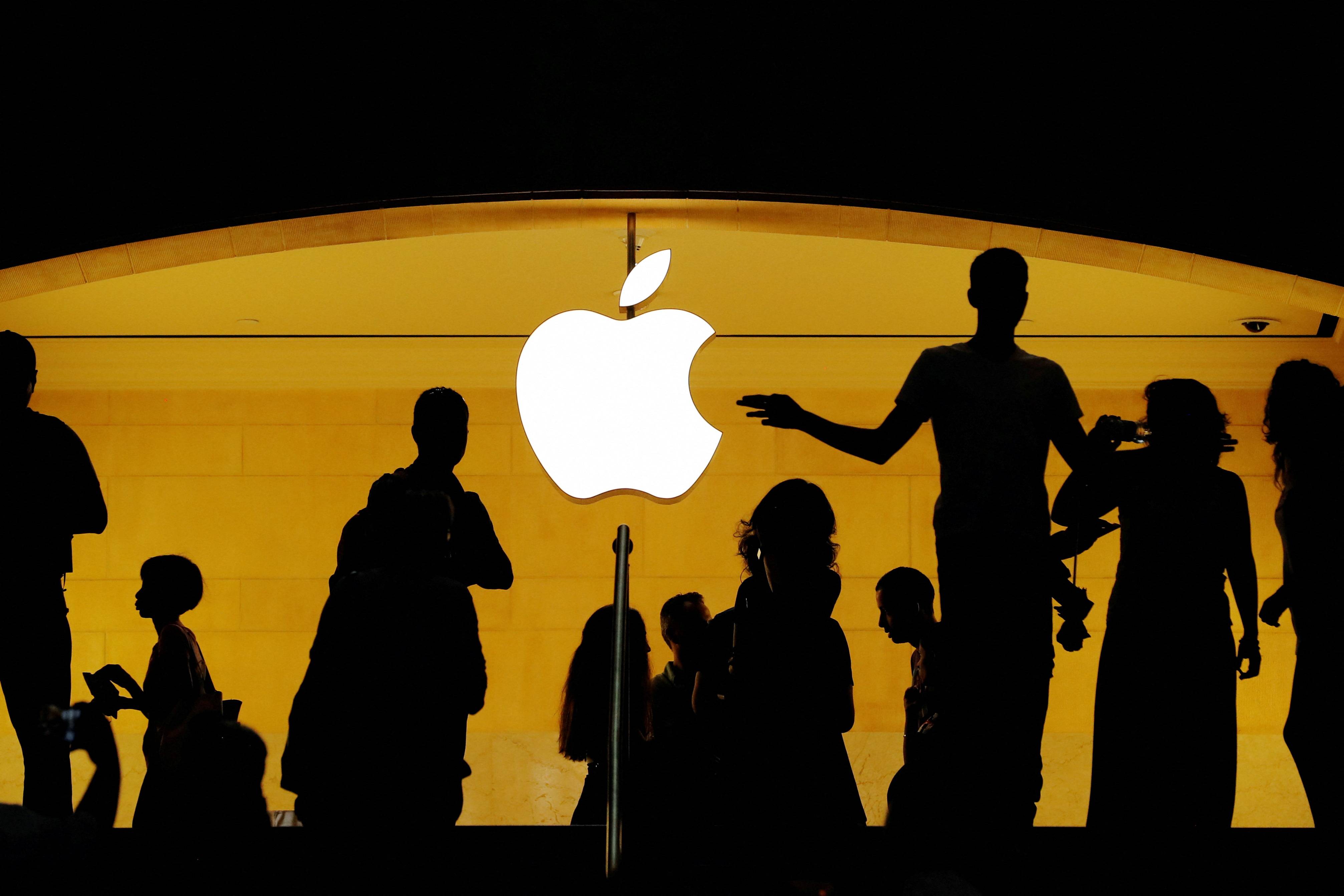 Clientes passam em frente a logotipo da Apple em loja da empresa em Nova York, EUA
REUTERS/Lucas Jackson