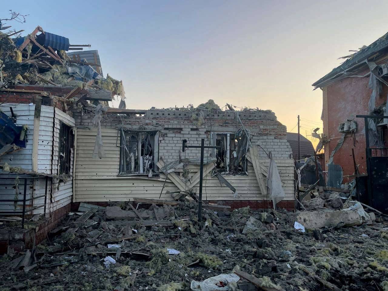 Destroços após ataque militar da Ucrânia em Sudzha, região de Kursk, na Rússia - 06/08/2024 (FotoGoverna: dor de Kursk, Alexei Smirnov via Telegram/Divulgação via Reuters)