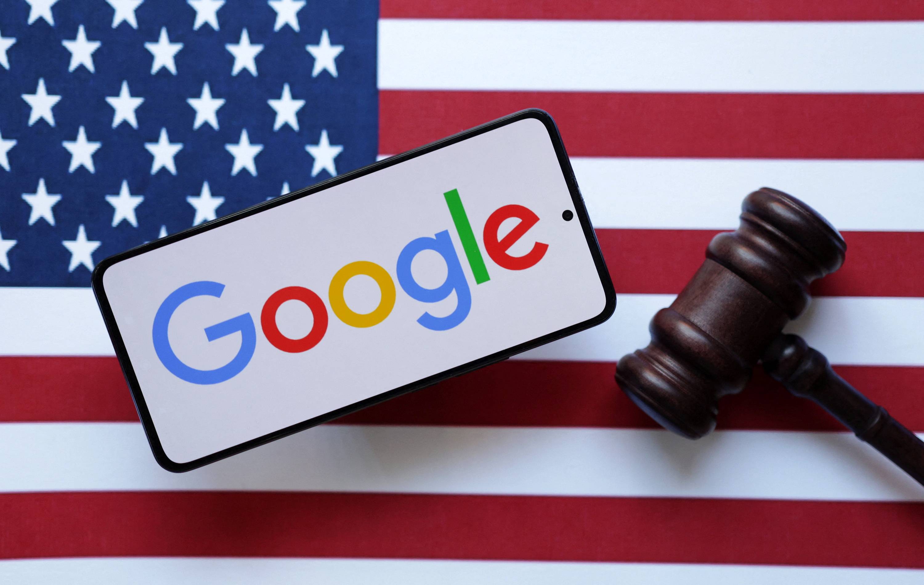 Google, bandeira dos EUA e martelo de juiz são vistos nesta ilustração feita em 6 de agosto de 2024. REUTERS/Dado Ruvic/Ilustração