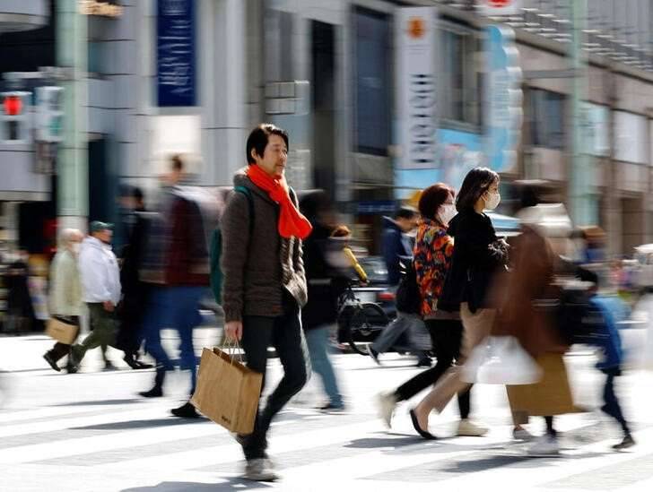 Pessoas caminham em distrito comercial de Tóquio - 19/03/2024 (Foto: Kim Kyung-Hoon/Reuters)