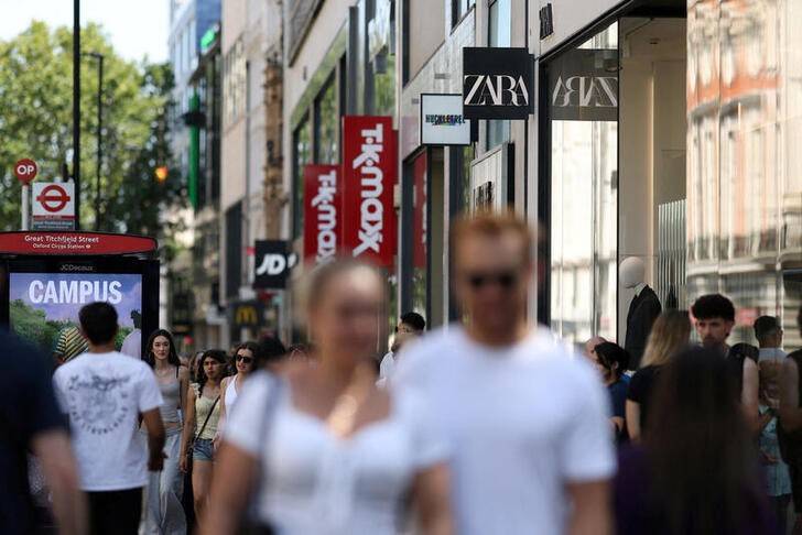 Consumidores na Oxford Street, em Londres - 30/07/2024 (Foto: Hollie Adams/Reuters)