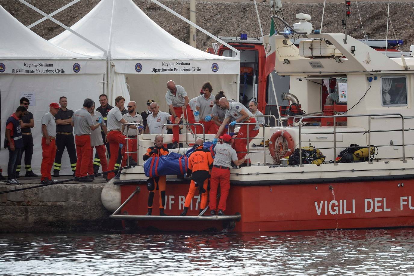 Equipe resgata corpo do empresário britânico Mike Lynch, que morreu quando um iate de sua família afundou na costa de Porticello, perto da cidade siciliana de Palermo, Itália, em 22 de agosto de 2024. REUTERS/Louiza Vradi