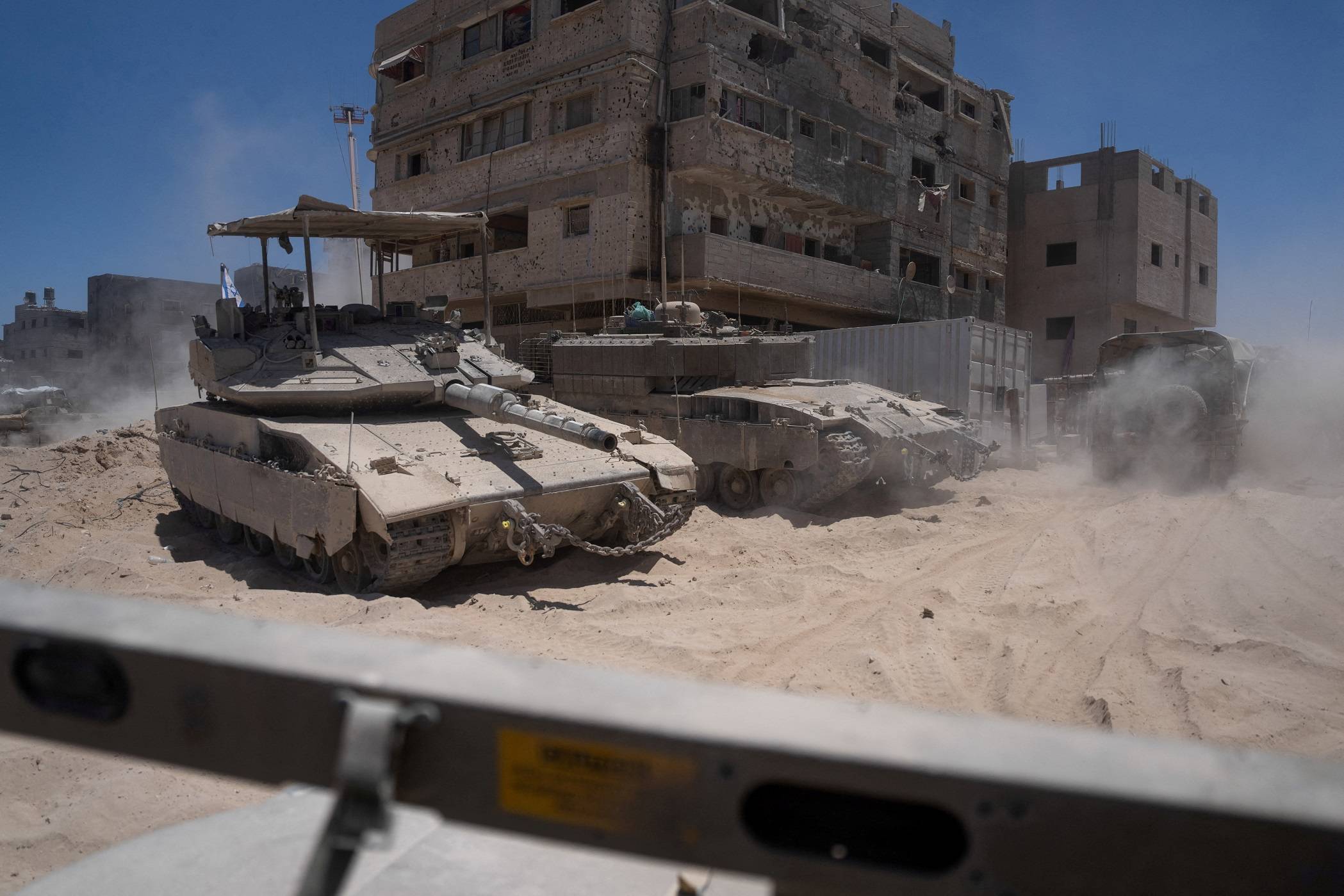 Tanques israelenses fazem operação perto de prédio destruído no sul da Faixa de Gaza - 
03/07/2024 (Foto: Ohad Zwigenberg/Pool via Reuters)