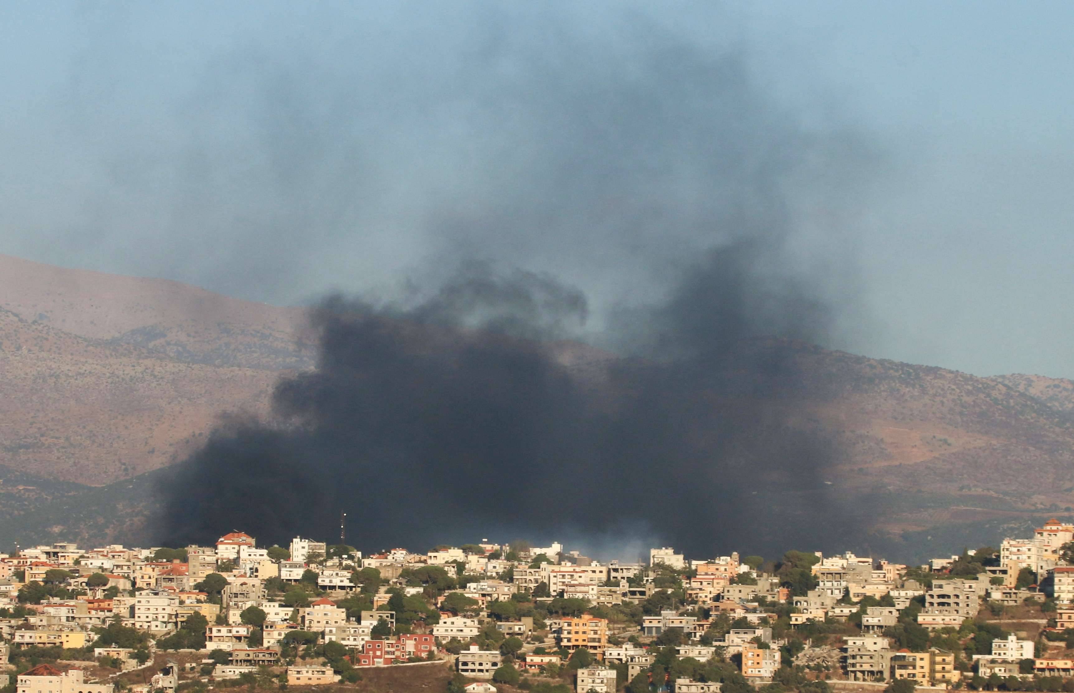 Fumaça sobe perto de edifícios em Khiam, em meio a hostilidades transfronteiriças entre o Hezbollah e as forças israelenses – 23/08/2024 (Foto: Karamallah Daher/Reuters)