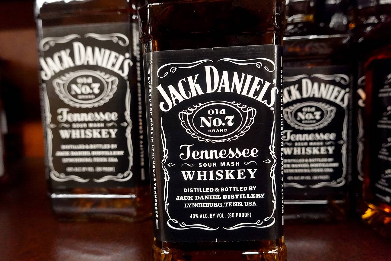 Garrafas do uísque americano Jack Daniel's em uma loja de bebidas (Scott Olson/Getty Images)