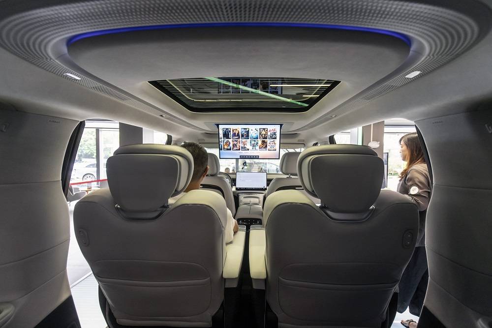 Um veículo elétrico X9 da Xpeng Inc. em um showroom na sede da empresa em Guangzhou, China, na quinta-feira, 22 de agosto de 2024. A Xpeng está procurando um local de fabricação na Europa, tornando-se a mais recente montadora de veículos elétricos chinesa a buscar mitigar o impacto das tarifas de importação construindo seus carros na região (Qilai Shen/Bloomberg)