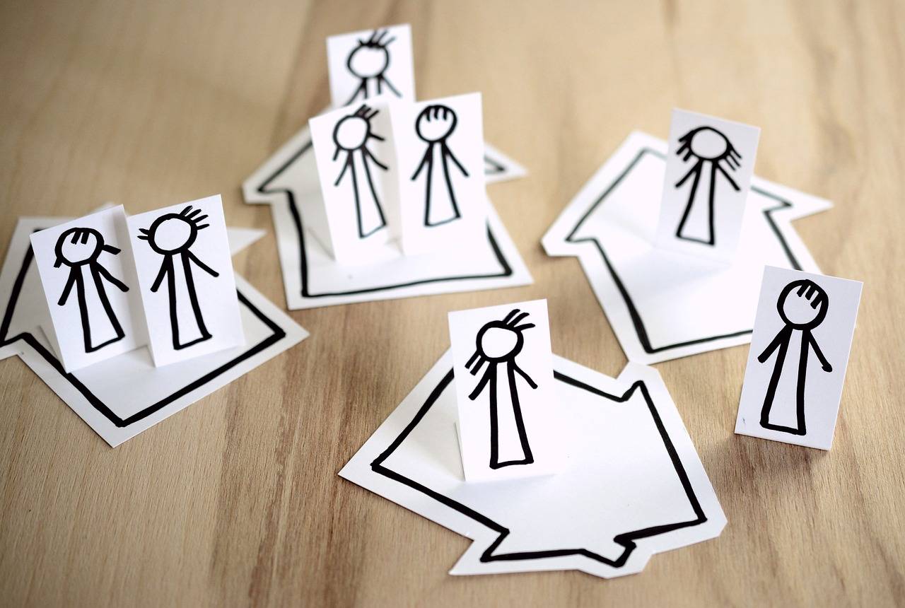 desenhos infantis mostram pessoas desenhadas em pedaços de papel