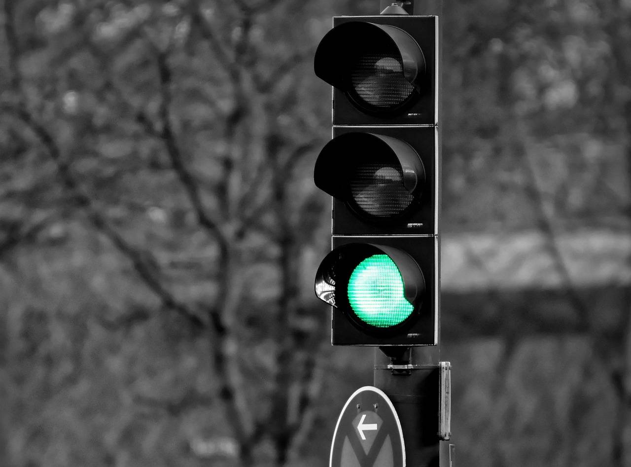 imagem em preto e branco mostra semáforo com luz verde