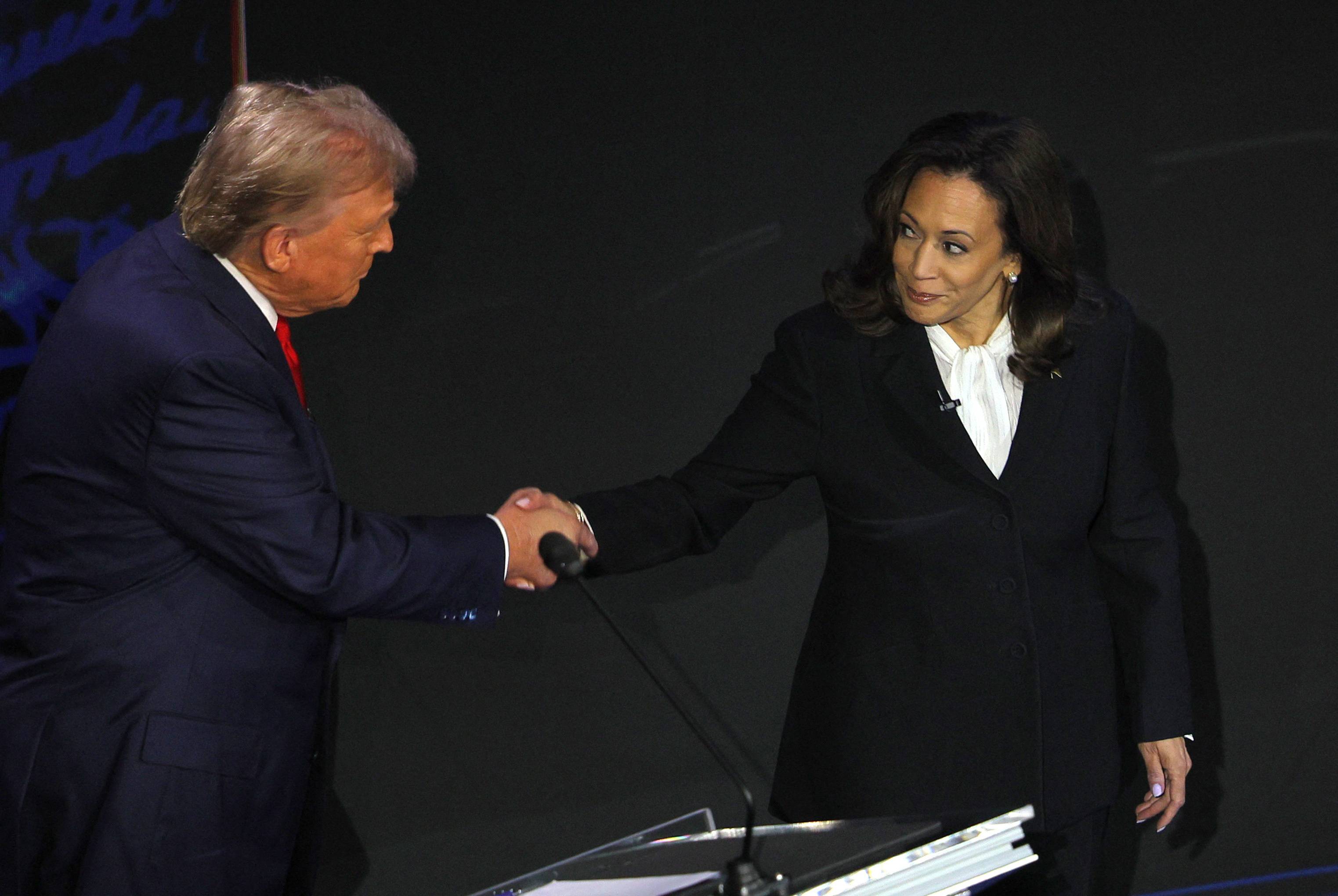 Candidato republicano à presidência, ex-presidente dos EUA Donald Trump, e a candidata democrata à presidência, vice-presidente dos EUA Kamala Harris, apertam as mãos durante um debate presidencial promovido pela ABC na Filadélfia, Pensilvânia, EUA, 10 de setembro de 2024. REUTERS/Brian Snyder








