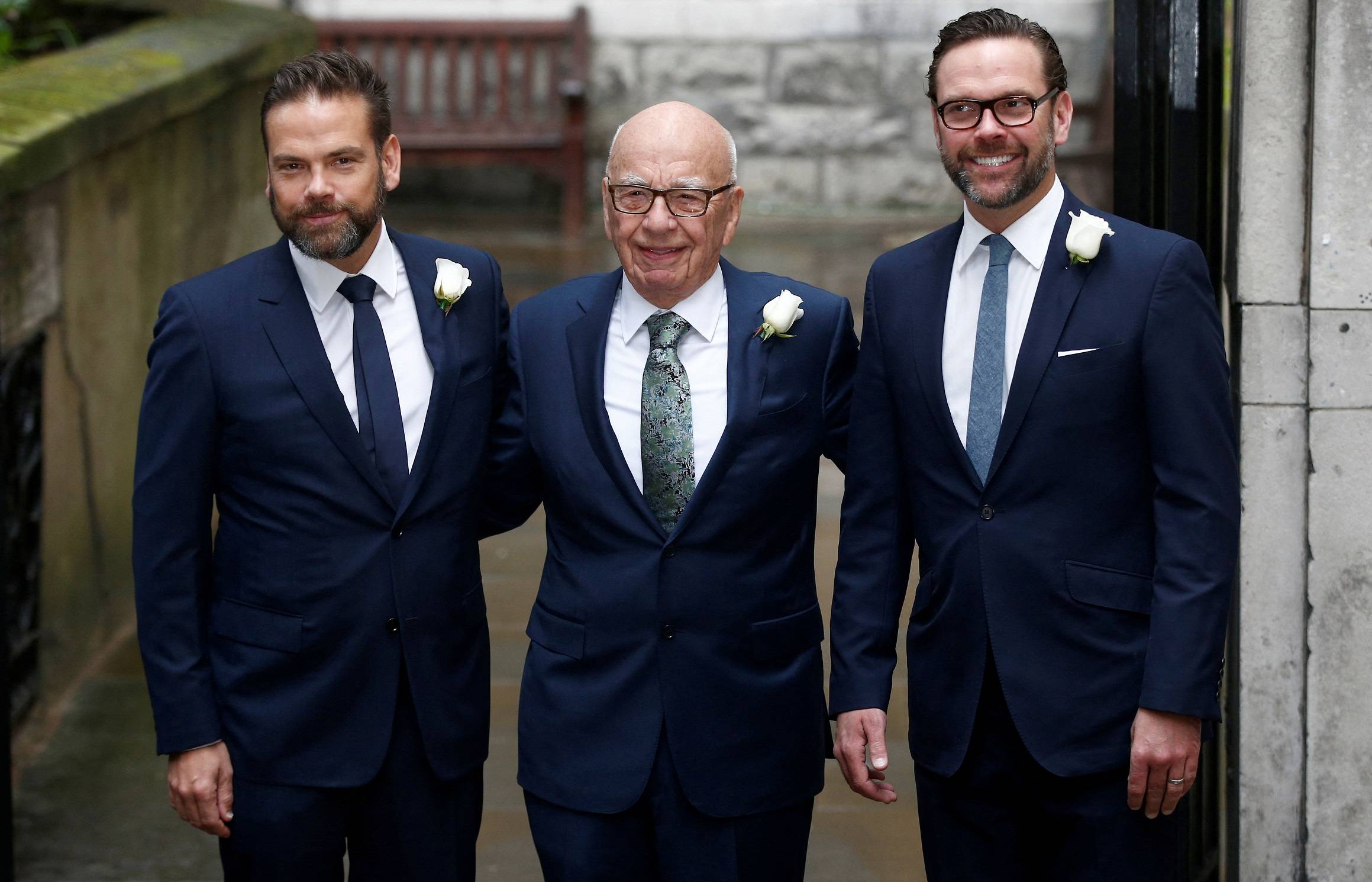Rupert Murdoch ao centro, ao lado dos dois filhos mais velhos, Lachlan à esquerda e James à direita. 05/03/2016. (Foto:  REUTERS / Peter Nicholls)