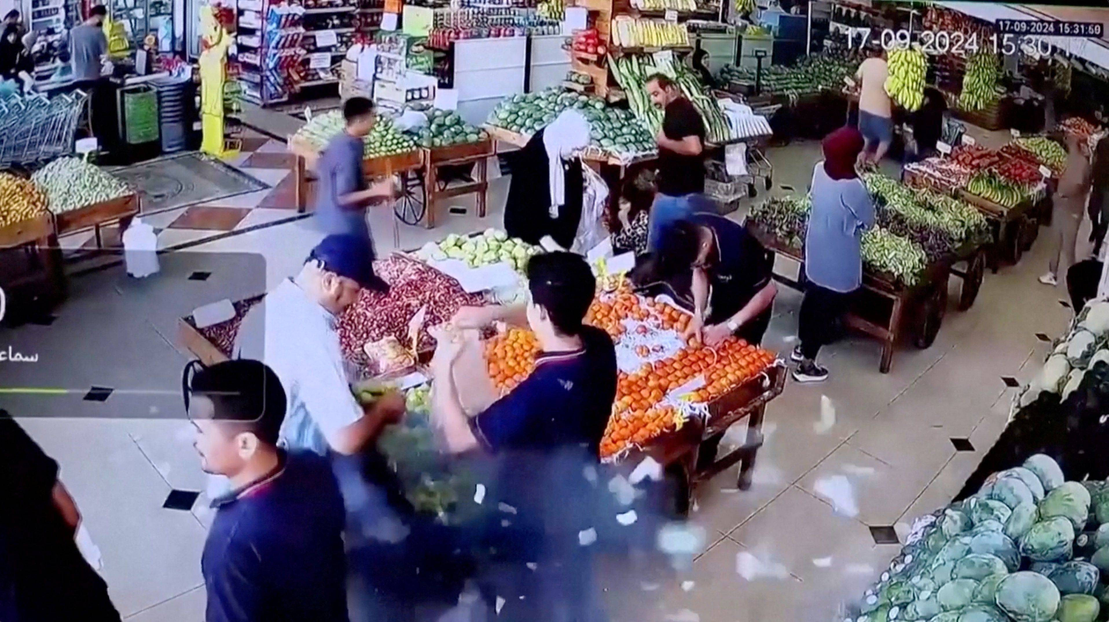 Mochila explode em mercado de Beirute, no Líbano - 17/9/2024 (Foto: Redes Sociais\via Reuters)
