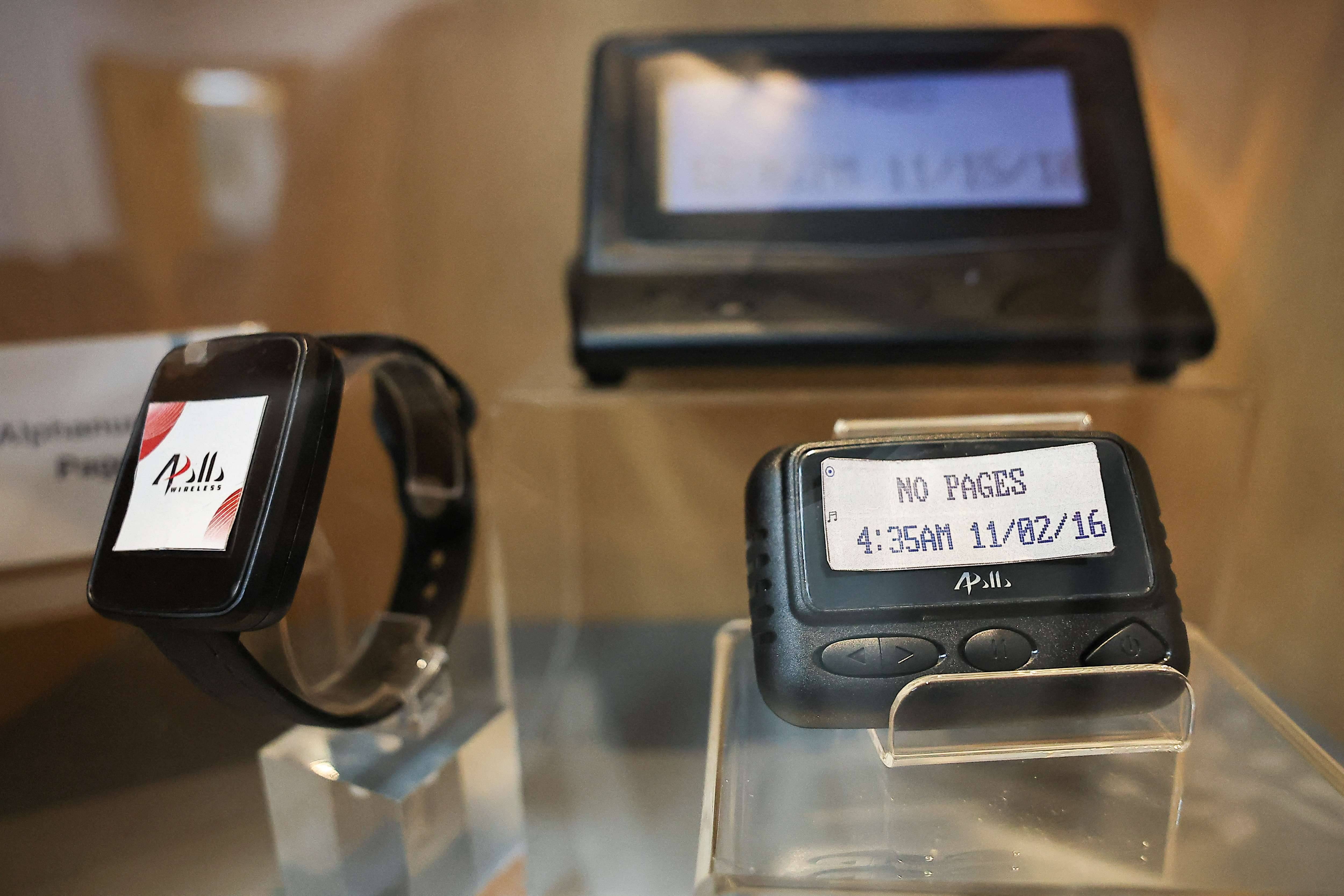 Pagers em sala de reunião na empresa Gold Apollo em Taiwan - 18/9/2024 (Fonte: Ann Wang/Reuters)