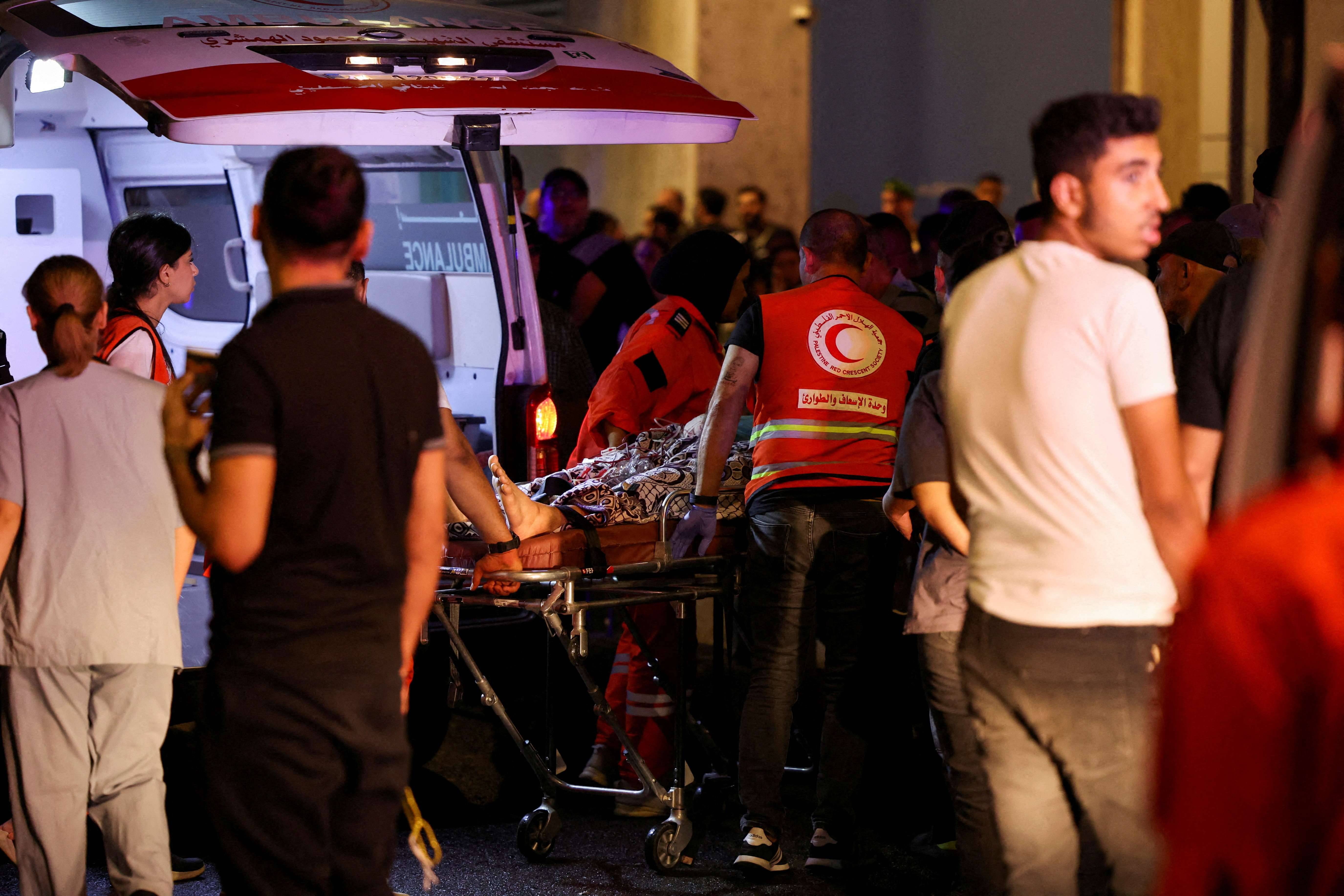 Pessoa é levada a hospital em Beirute após explosão de pagers - 17/9/2024 (Foto: Mohamed Azakir/Reuters)