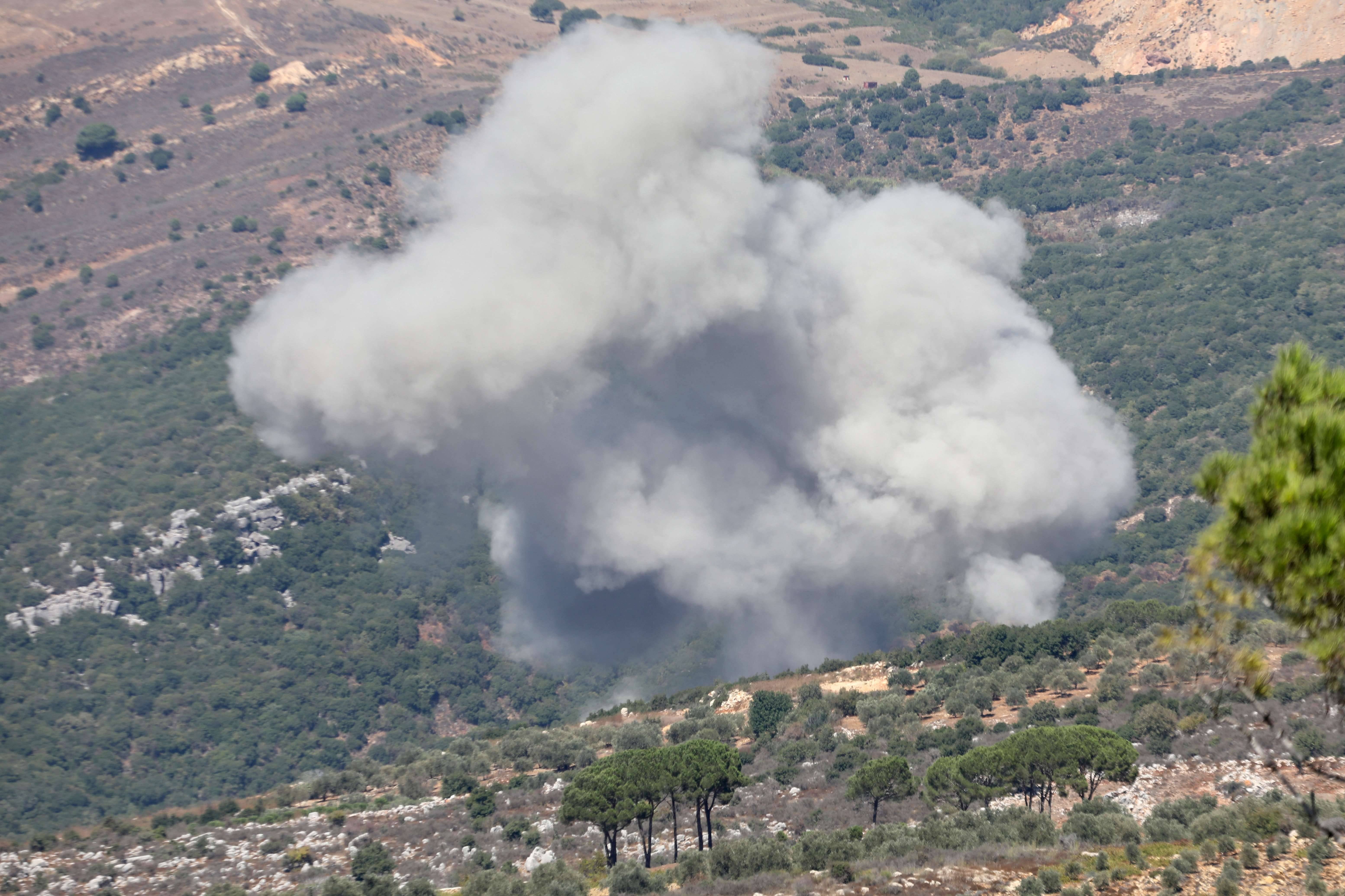 Fumaça sobe no sul do Líbano, em meio às hostilidades transfronteiriças entre o Hezbollah e Israel 26/09/2024 (Foto: Karamallah Daher/Reuters)