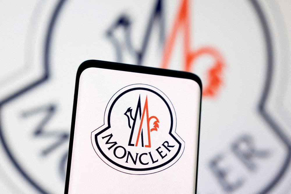 O logo da Moncler é visto exibido nesta ilustração feita em 3 de maio de 2022 (REUTERS/Dado Ruvic)