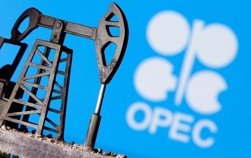 Bomba de petróleo impressa em 3D é vista em frente ao logotipo da OPEP exibido nesta imagem ilustrativa, 14 de abril de 2020. REUTERS/Dado Ruvic/Ilustração/Foto de Arquivo