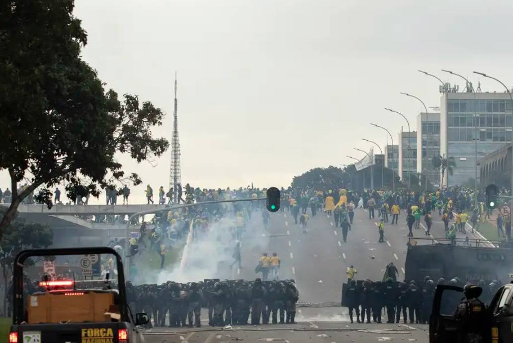 Manifestantes enfrentam policiais no 8 de janeiro de 2023, na Praça dos Três Poderes, em Brasília (DF) (Foto: Joedson Alves/Agência Brasil)