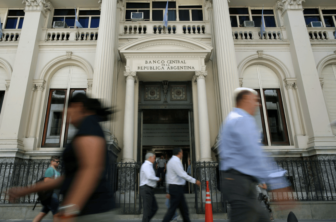 Transeuntes passam em frente ao banco central da Argentina em Buenos Aires