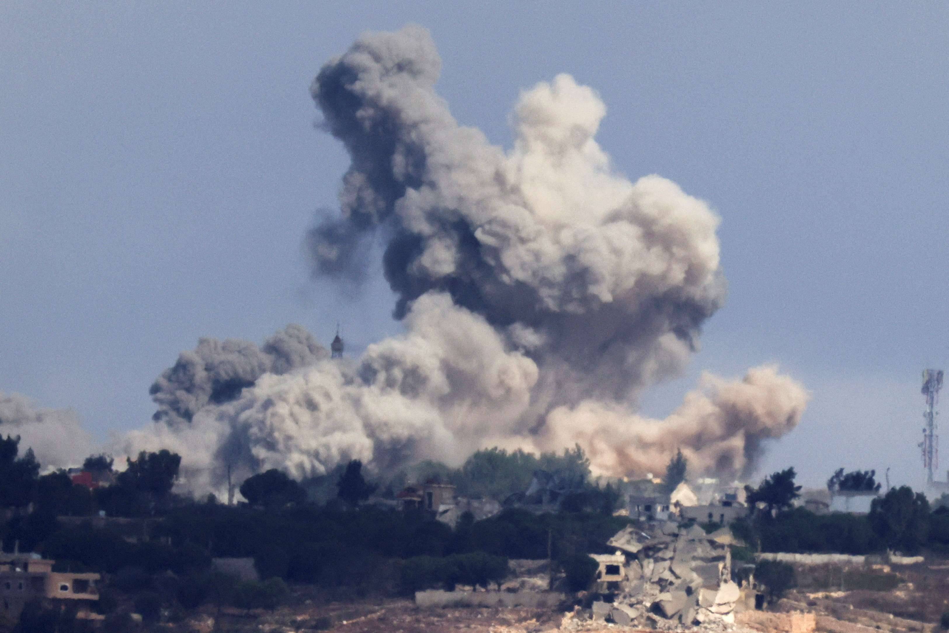 Fumaça sobe após um ataque aéreo da Força Aérea Israelense em uma vila no sul do Líbano – 02/10/2024 (Foto: Jim Urquhart/Reuters)