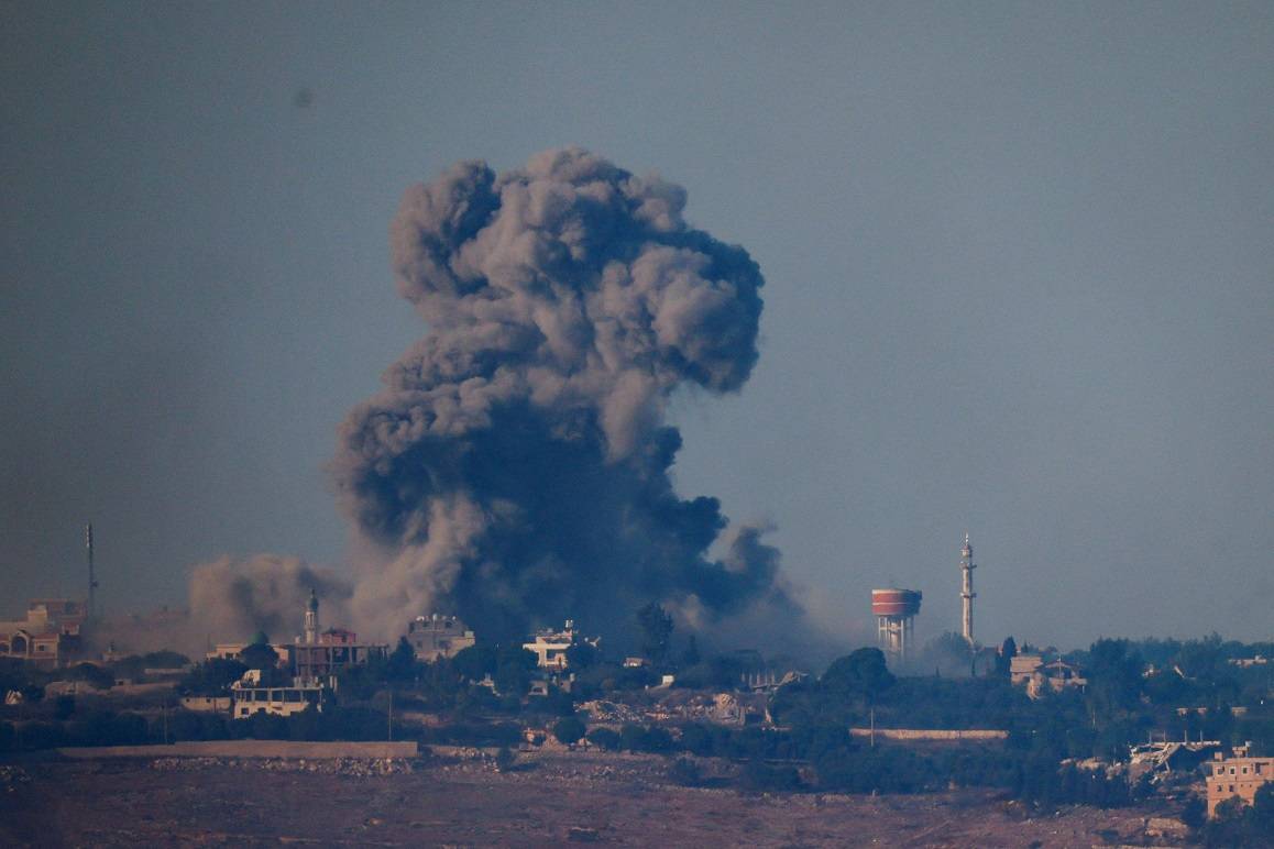 Fumaça se eleva após um ataque aéreo da Força Aérea de Israel em uma vila no sul do Líbano, em meio a hostilidades transfronteiriças entre o Hezbollah e Israel, visto do norte de Israel, em 3 de outubro de 2024. REUTERS/Jim Urquhart TPX IMAGES OF THE DAY