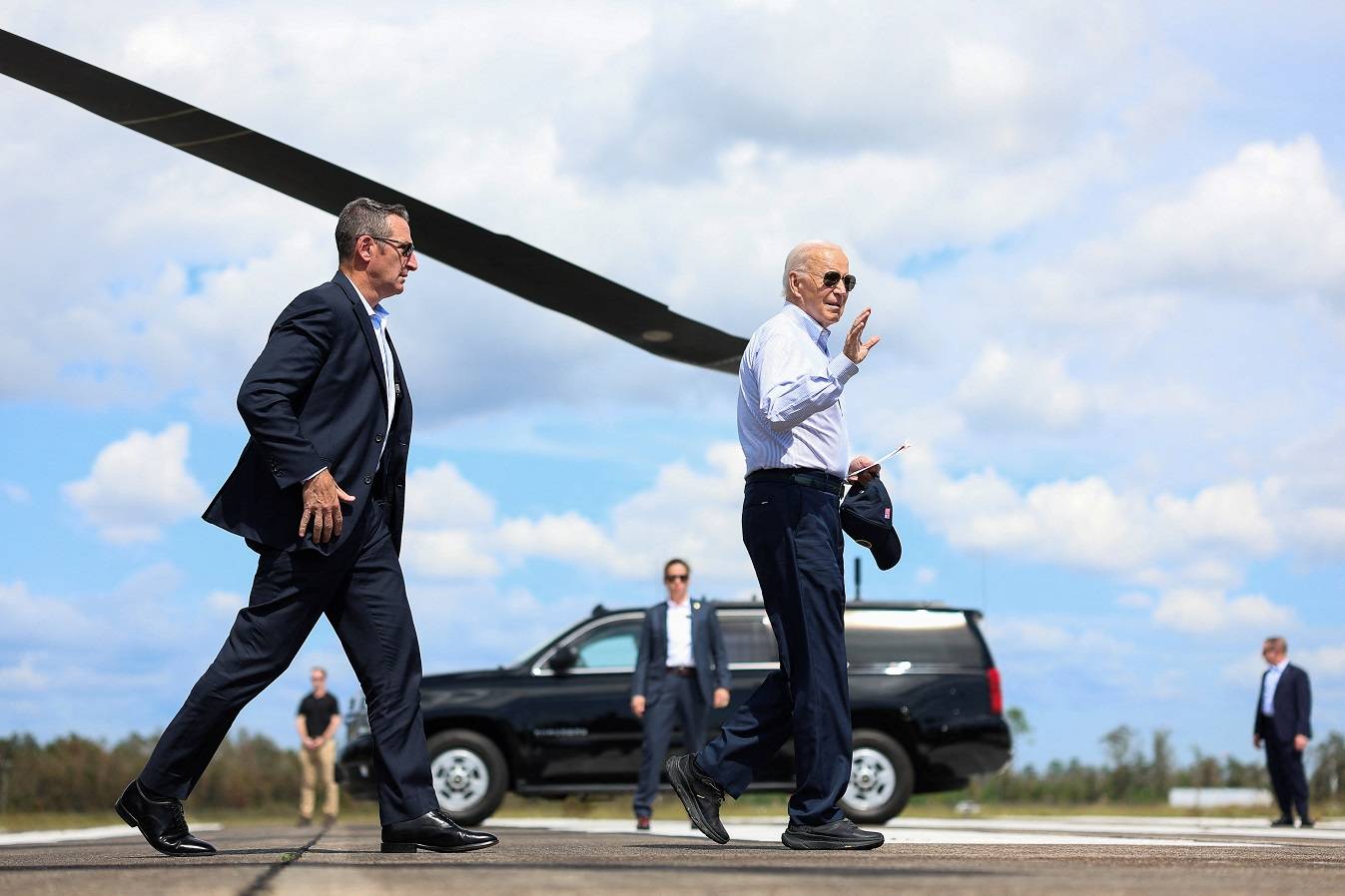O presidente dos EUA, Joe Biden, faz gestos enquanto se afasta do Marine One, durante sua visita às áreas afetadas por tempestades após o furacão Helene, em Perry, Flórida, EUA, em 3 de outubro de 2024. REUTERS/Tom Brenner