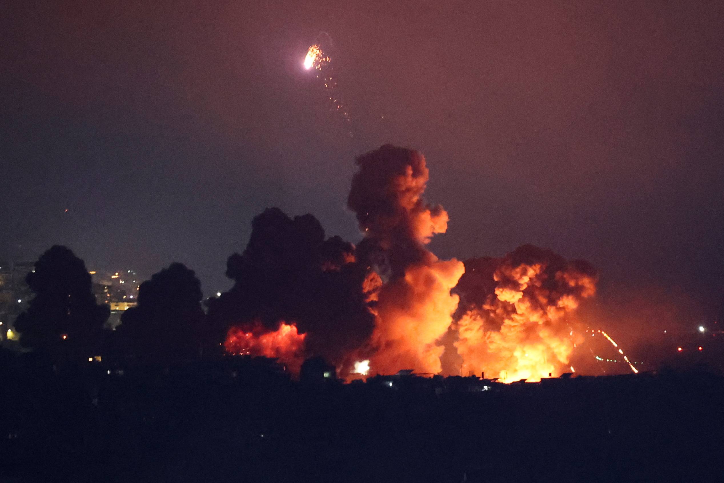 Fumaça se eleva após uma explosão nos subúrbios do sul de Beirute, em meio às hostilidades em curso entre o Hezbollah e as forças israelenses, vista de Sin El Fil, Líbano, em 3 de outubro de 2024 (REUTERS/Amr Abdallah Dalsh)
