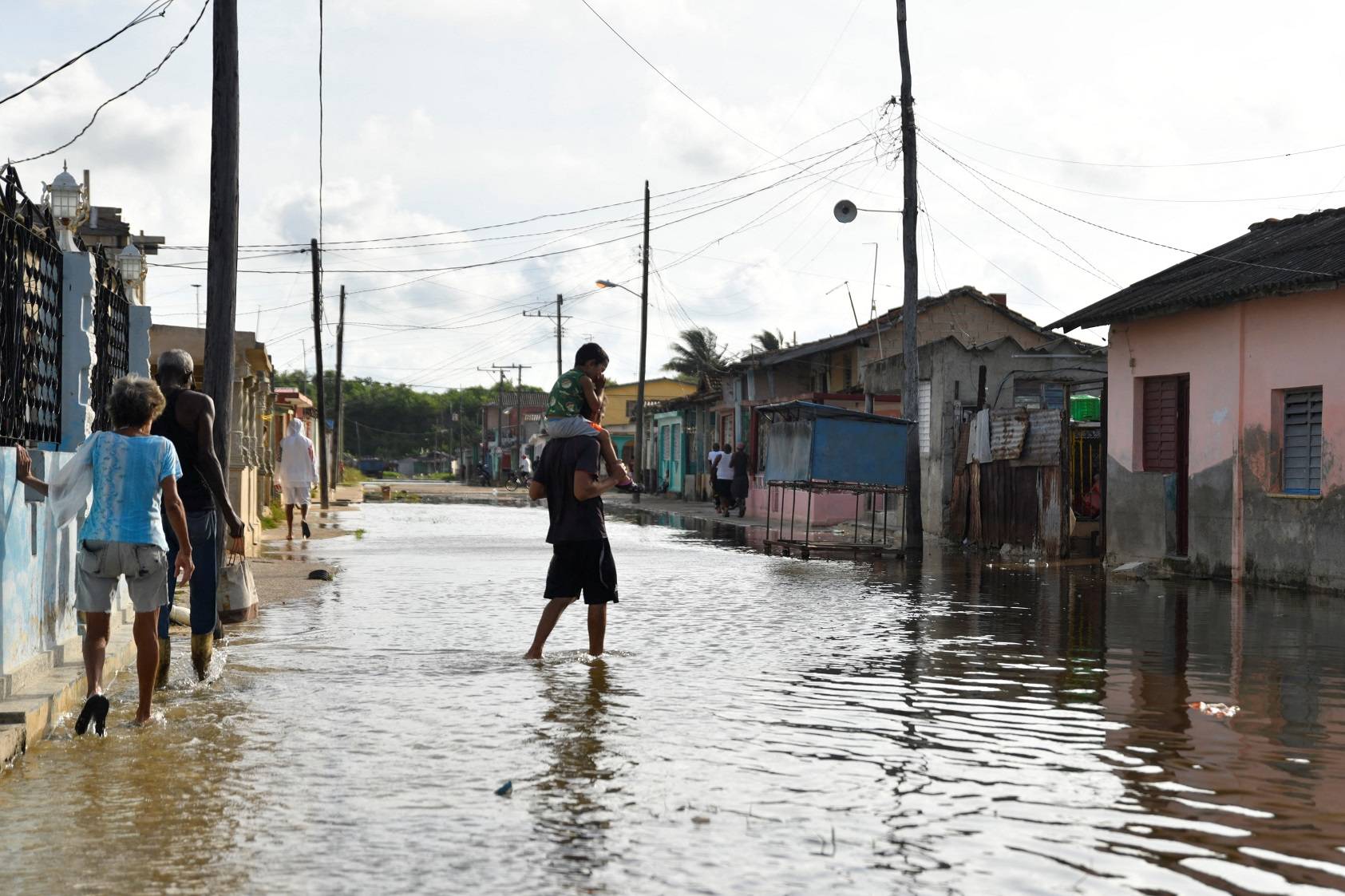 Cubanos enfrentam enchentes com a chegada do Milton
08/10/2024
REUTERS/Norlys Perez