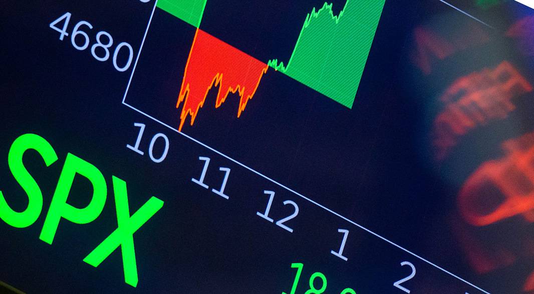 Monitor mostra o índice S&P500  na Bolsa de Nova York, NYSE (Foto: Michael Nagle/Bloomberg)