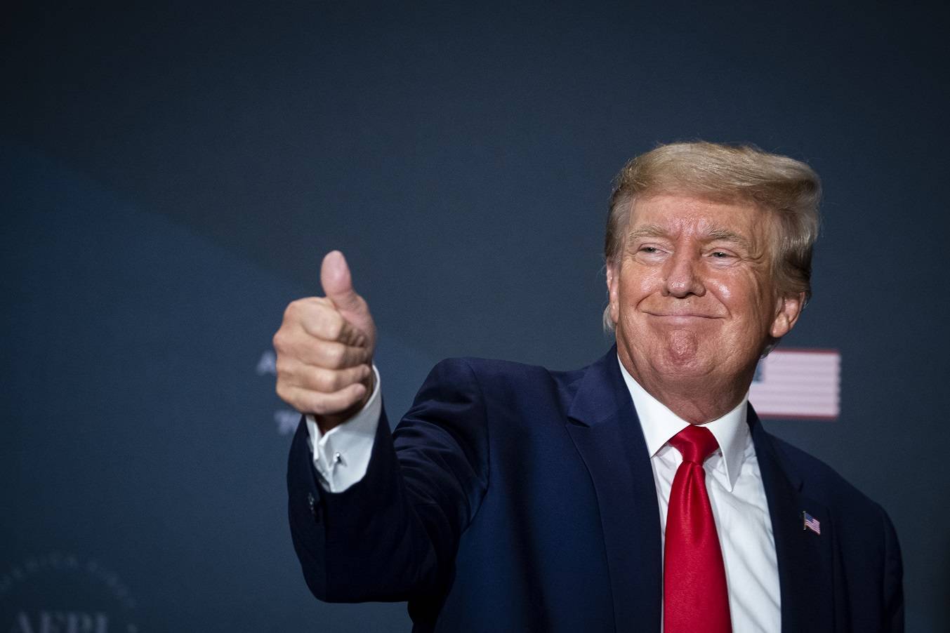 Donald Trump faz um sinal de positivo durante a Cúpula da Agenda America First do America First Policy Institute em Washington, D.C., EUA, na terça-feira, 26 de julho de 2022 (Al Drago/Bloomberg)