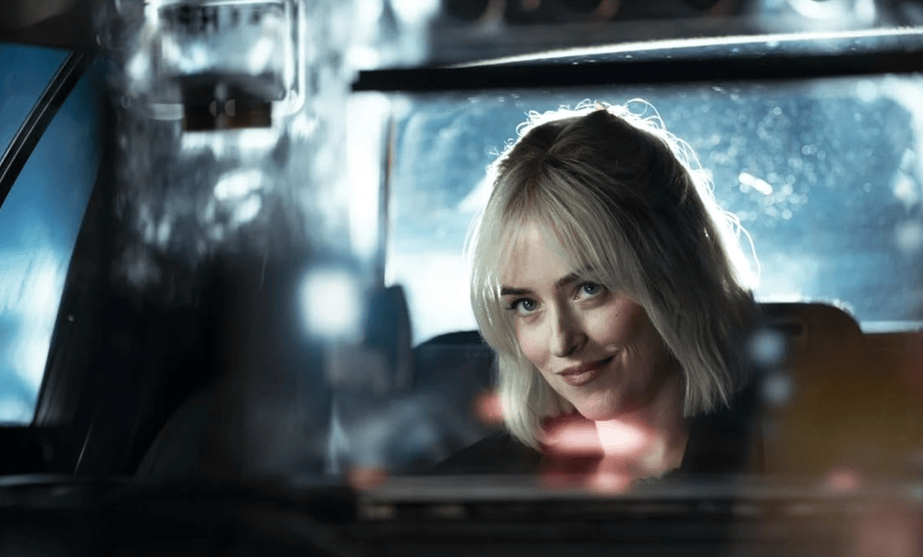 A atriz Dakota Johnson em uma cena do filme "Daddio" (Divulgação)