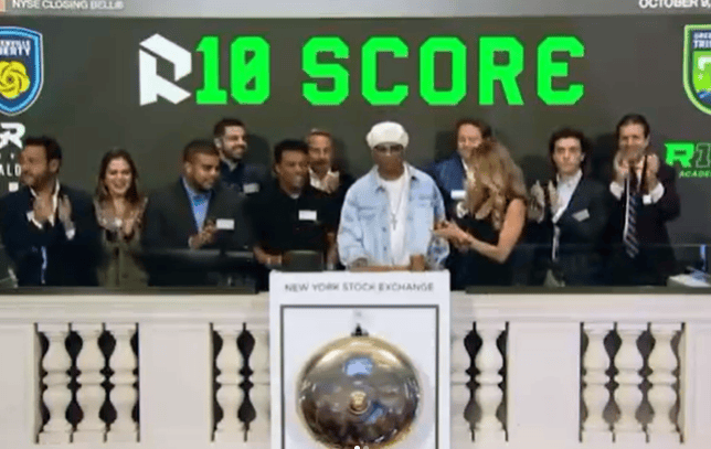 Ronaldinho Gaúcho toca sino de encerramento da Bolsa de Valores de Nova York