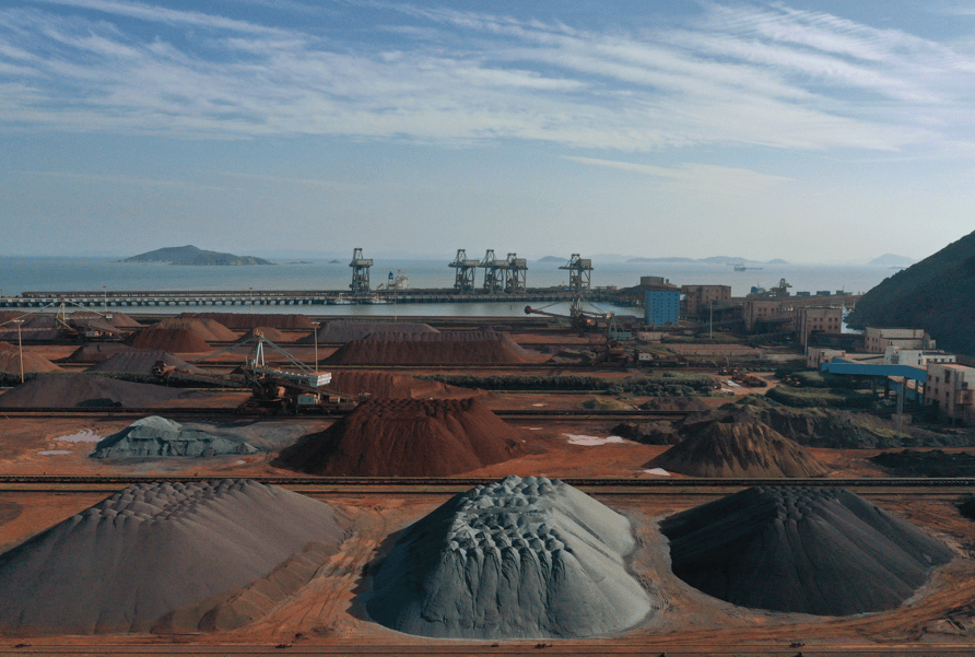 Pilhas de minério de ferro em porto na China (Foto: Reuters)

