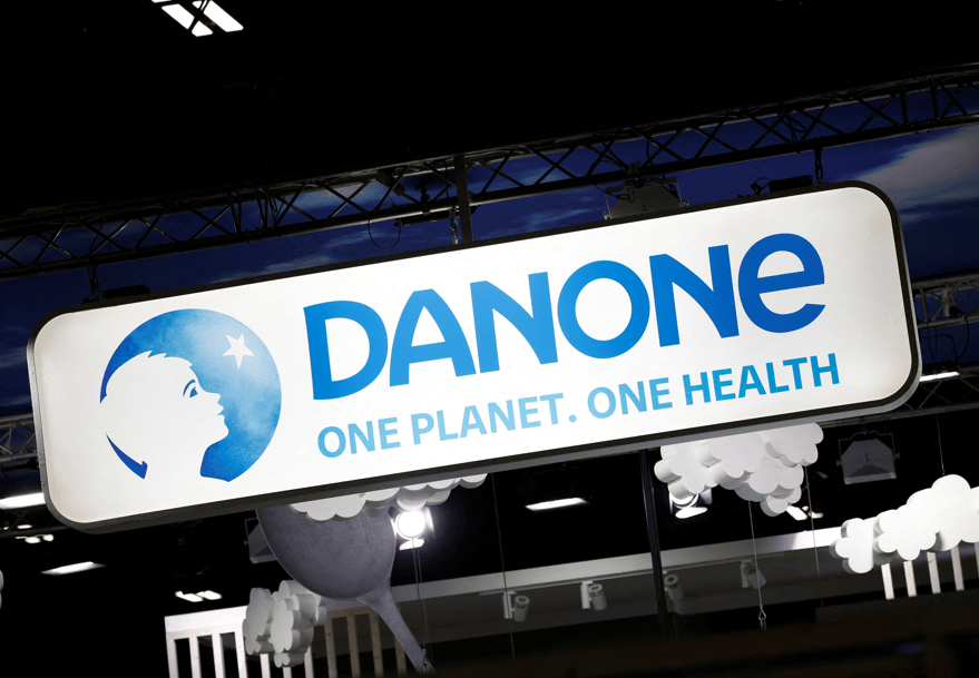 Logo da Danone durante feira agrícola em Paris