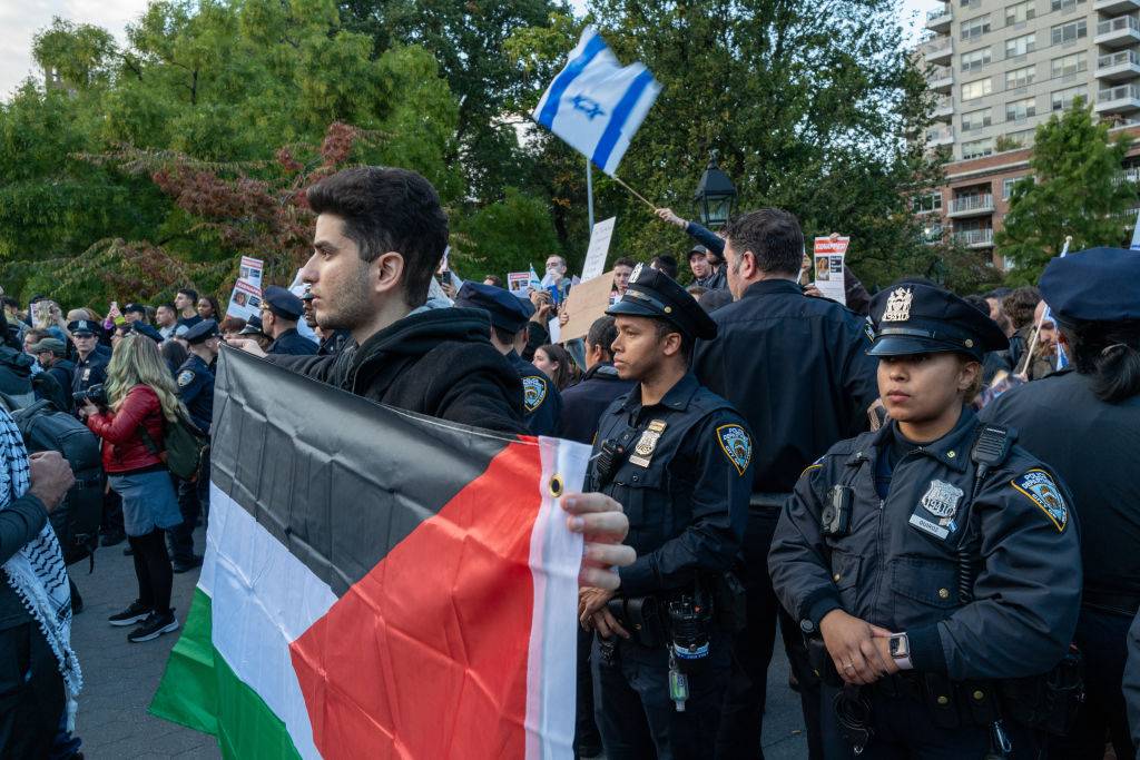 Apoiadores de Palestina e Israel se enfrentam em protestos opostos no Washington Square Park em 17 de outubro de 2023, na cidade de Nova York (Spencer Platt/Getty Images)