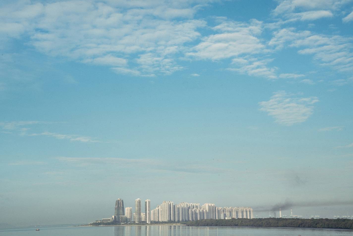 Os arranha-céus de Forest City, um desenvolvimento em uma ilha artificial fora de Johor Bahru, Malásia, do outro lado do estreito de Cingapura, em 11 de setembro de 2024 (Amrita Chandradas/The New York Times)