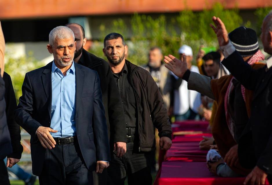 Yahya Sinwar, o líder do Hamas, cumprimentando o público no festival do Dia Internacional de Al-Quds na Cidade de Gaza em 2023 (Samar Abu Elouf/The New York Times)