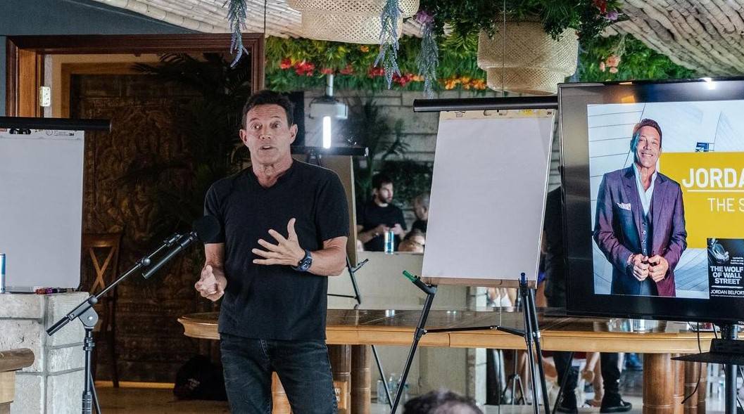 O ex-corretor Jordan Belfort, o "Lobo de Wall Street" em palestra (Foto: Rreprodução do Instagram/@wolfofwallst)
