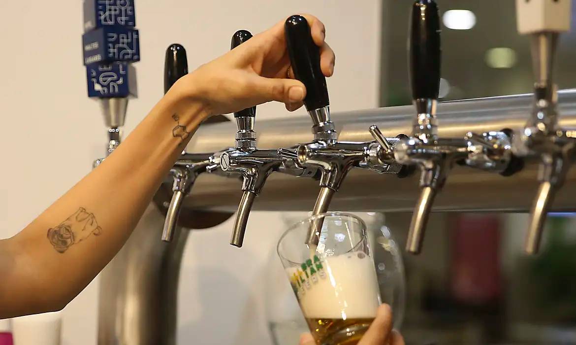 Pelo menos nove estados brasileiros proibirão a venda de bebidas alcoólicas no dia das eleições municipais (José Cruz/Agência Brasil)