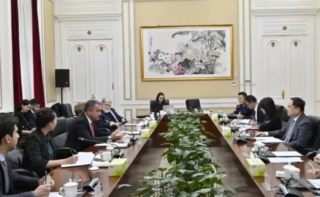 Gabriel Galípolo, Celso Amorim e Rui Costa participaram de reunião com integrantes do governo chinês (Foto: Reprodução/Weixin)