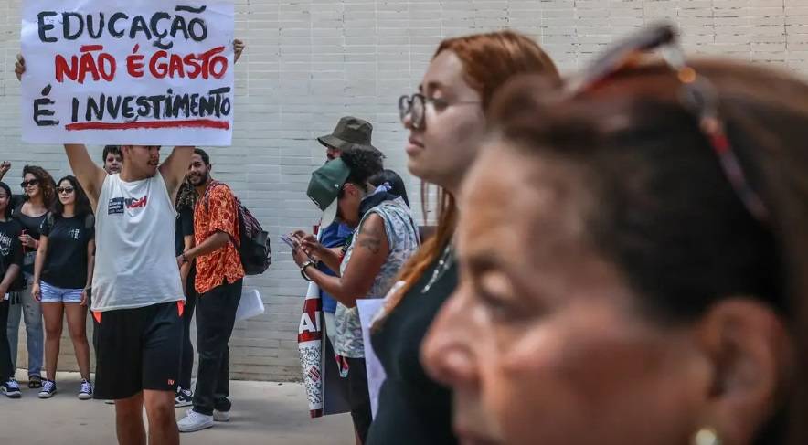 Servidores públicos reivindicam melhores salários e investimentos (Foto: José Cruz/Agência Brasil)